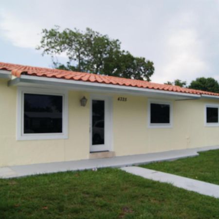 Private Studio Two Miles From Hard Rock Stadium ไมอามีการ์เดนส์ ภายนอก รูปภาพ