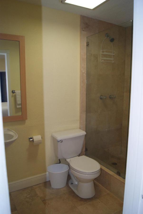 Private Studio Two Miles From Hard Rock Stadium ไมอามีการ์เดนส์ ภายนอก รูปภาพ