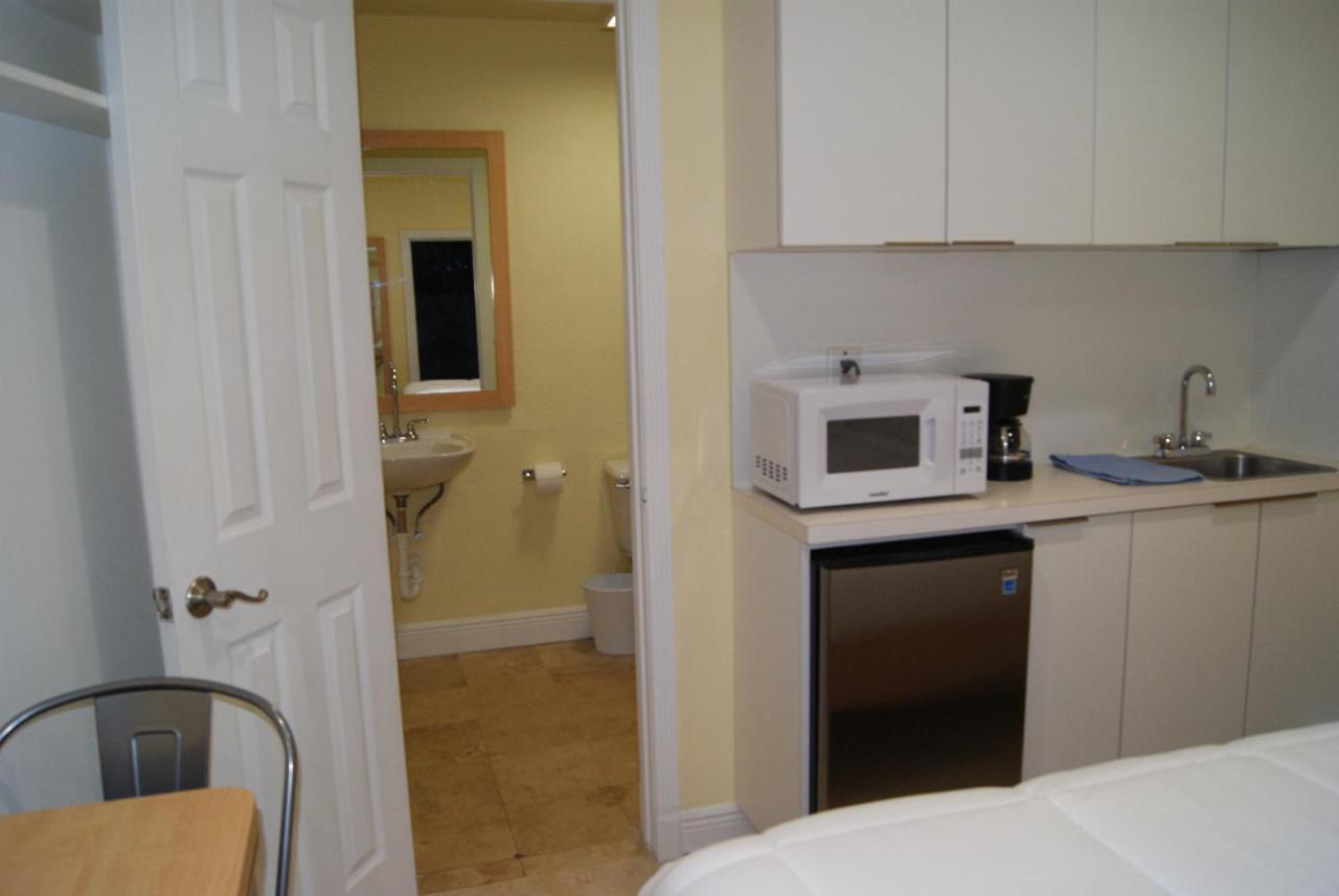 Private Studio Two Miles From Hard Rock Stadium ไมอามีการ์เดนส์ ภายนอก รูปภาพ
